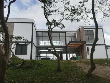Vivienda de dos pisos en fachada blanca y gris