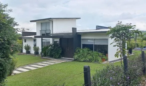 Casa campestre con jardín y fachada blanca