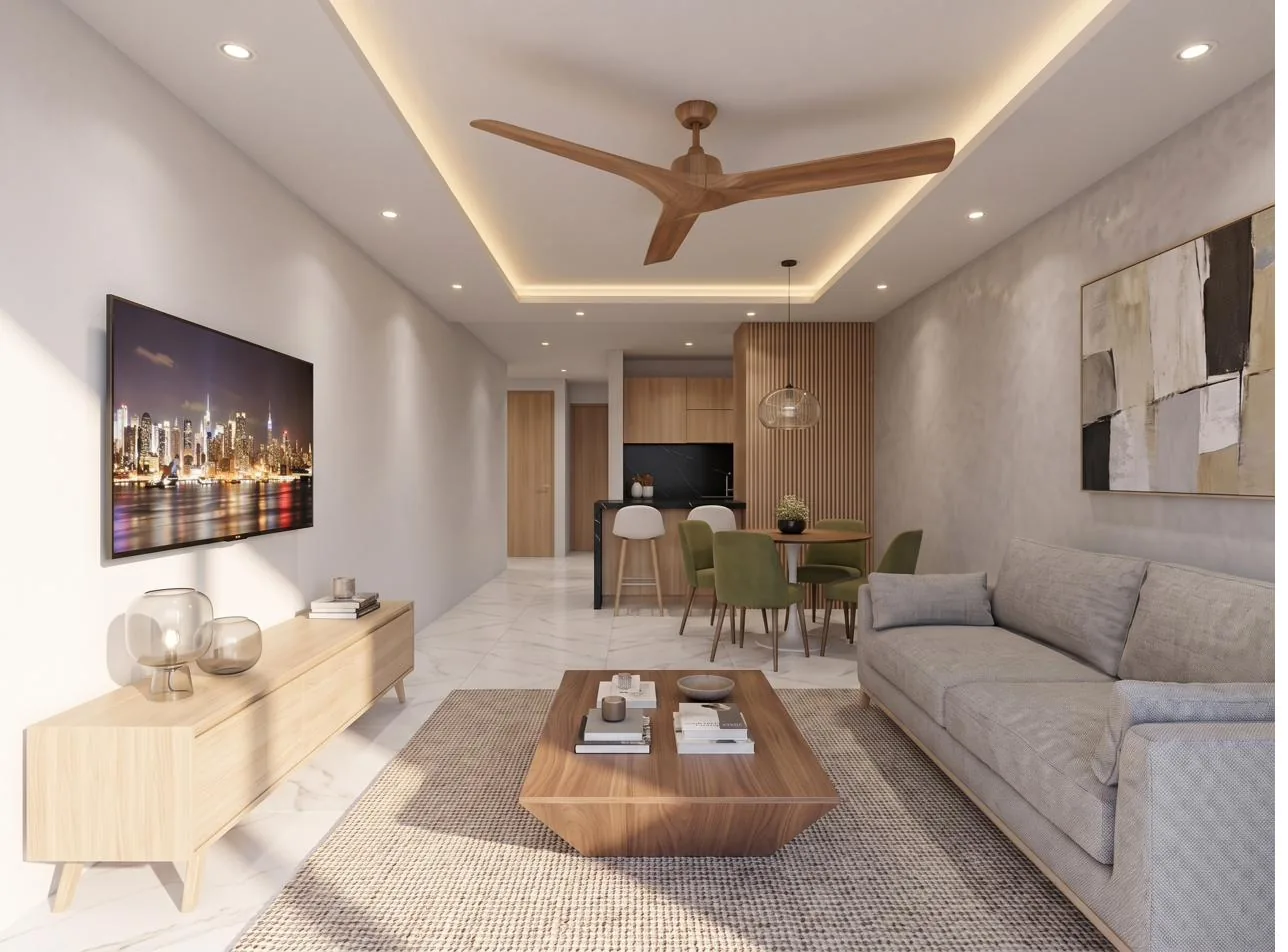 Sala alargada con ventilador de techo y comedor al fondo